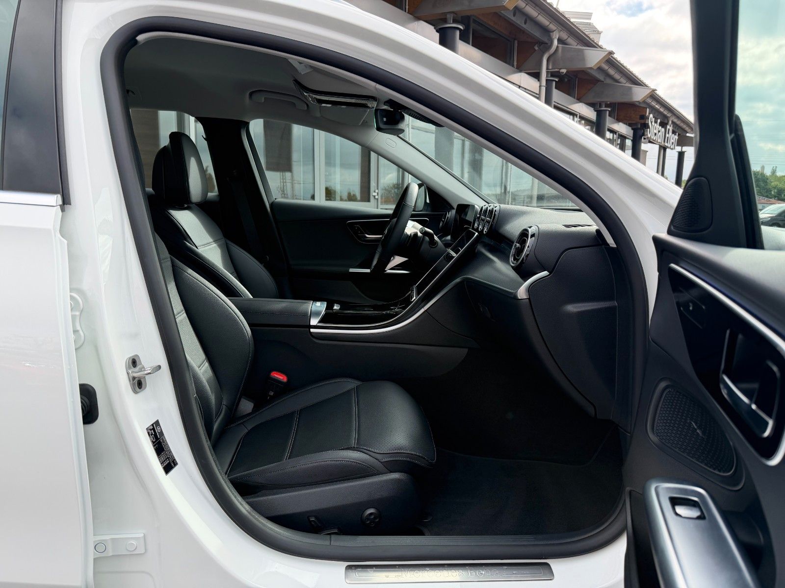 Fahrzeugabbildung Mercedes-Benz C 200 T Avantgarde+RKamera+AHK+AmbientePrem+