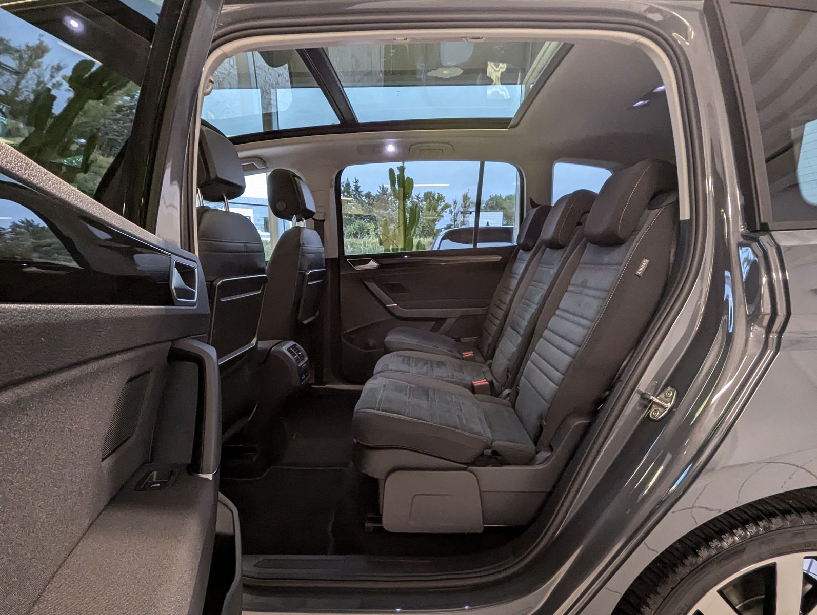 VW Touran 2.0 DSG R-Line High. Pano 7-Si IQ.Dri AHK - Image 14