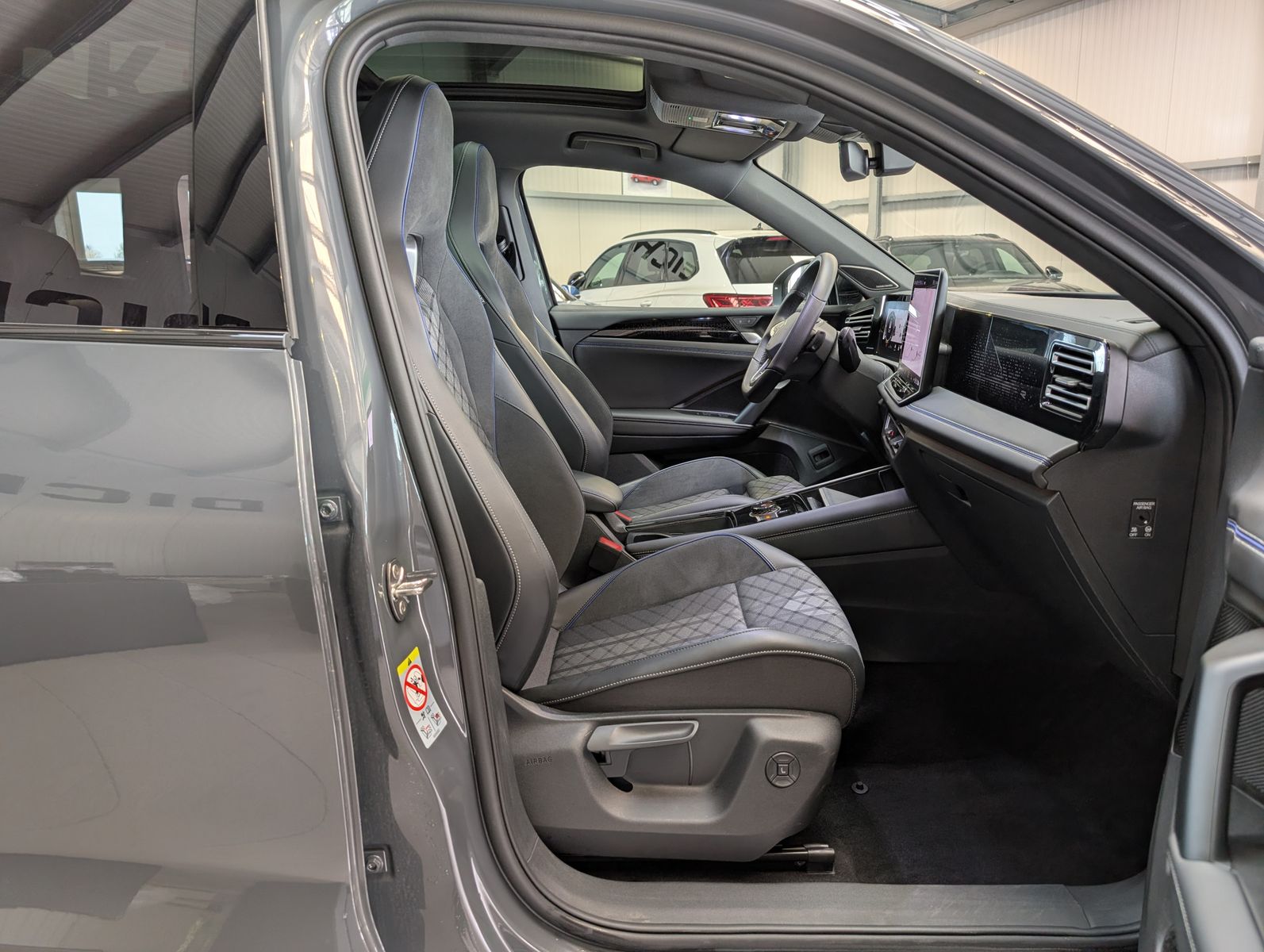 Photo du véhicule Volkswagen Tiguan 2.0TDI R-Line 4M Pano Black AHK Matrix 20