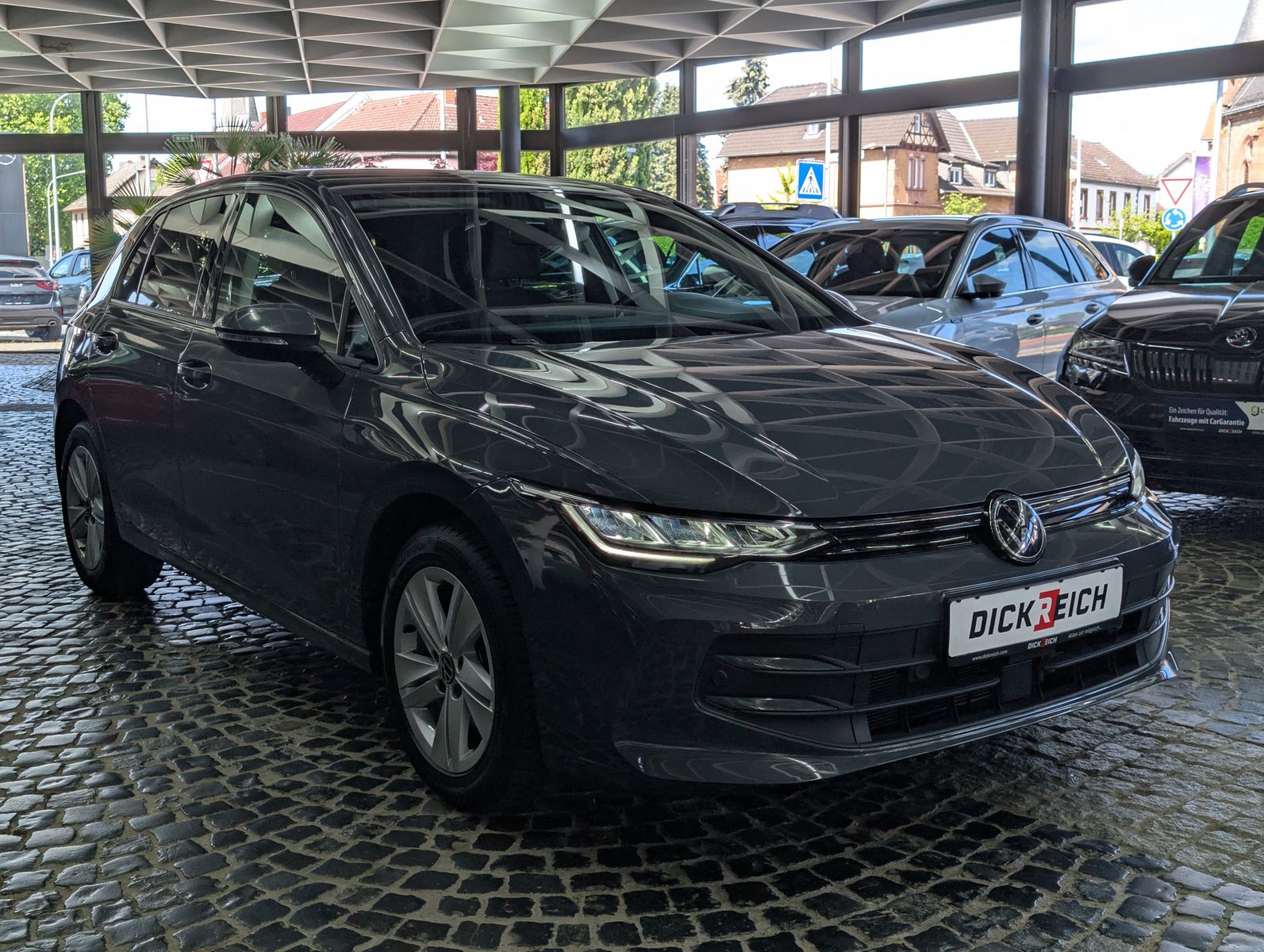 Fahrzeugabbildung Volkswagen Golf 1.5 TSI Life ACC LED SHZ VIRT AMBI APP BHL