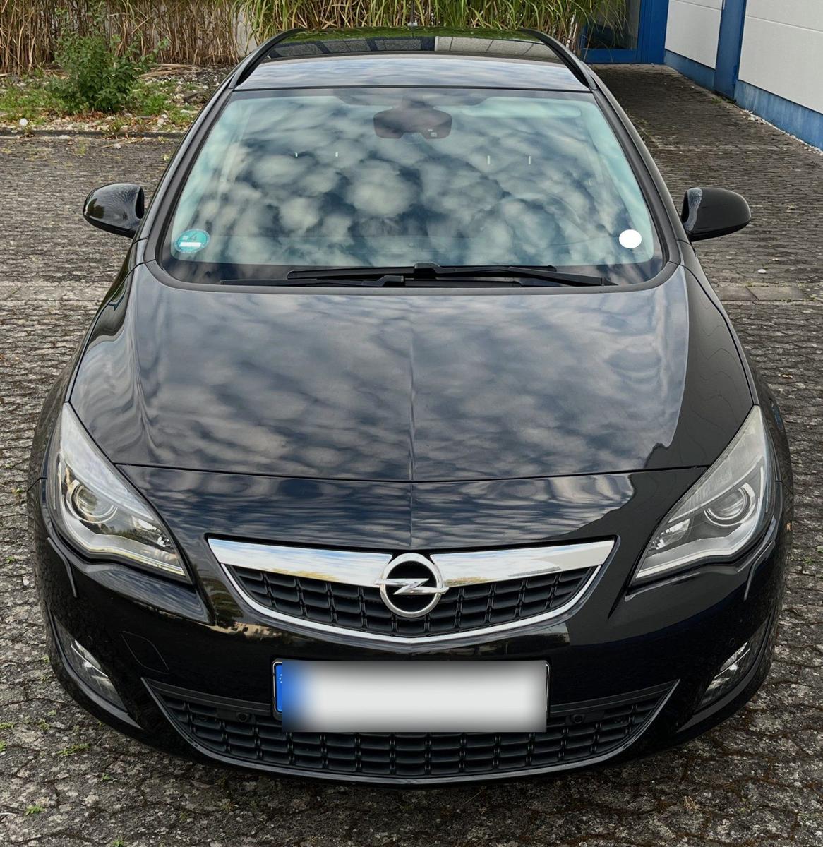Opel Astra 2012 — rear view