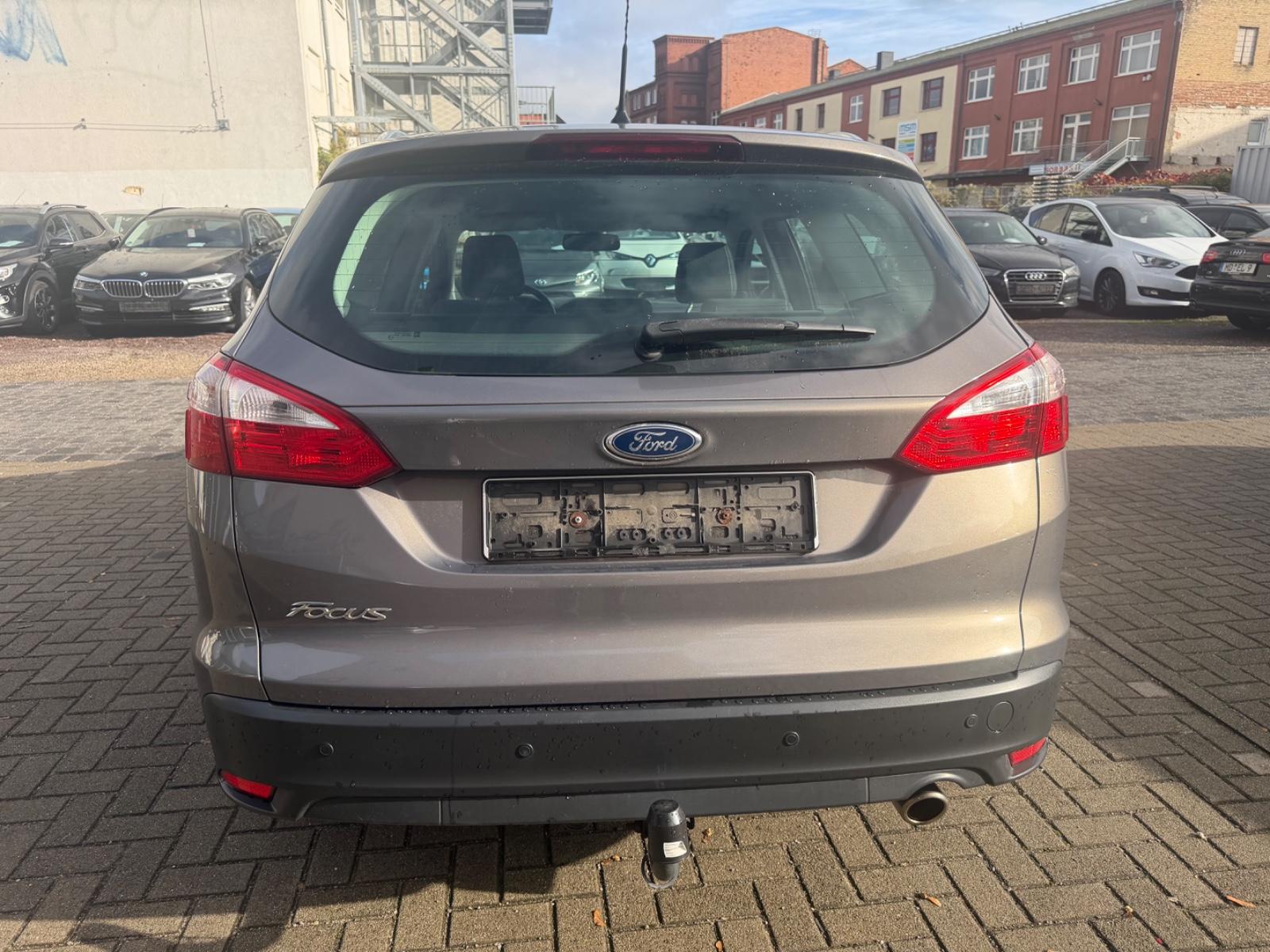 Ford Focus 2011 — photo 8