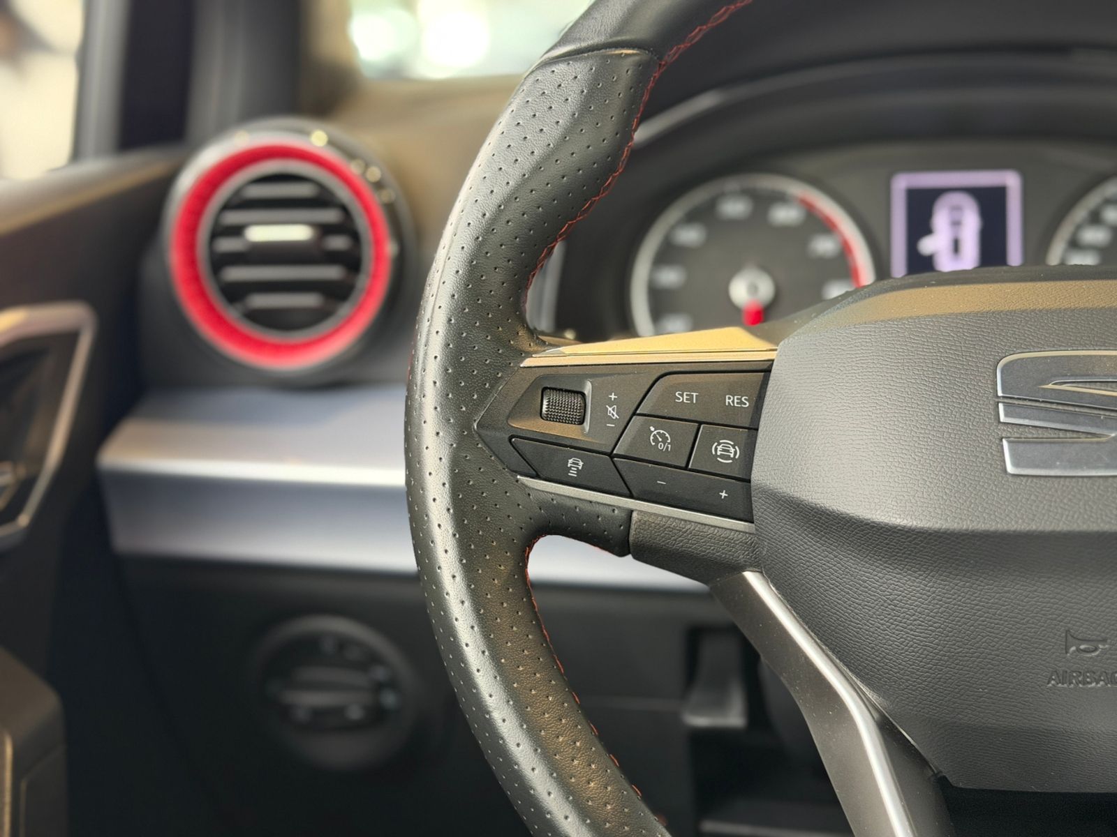 Fahrzeugabbildung SEAT ARONA 1.5 TSI DSG FR KLIMA NAV RFK ACC SHZ 17"