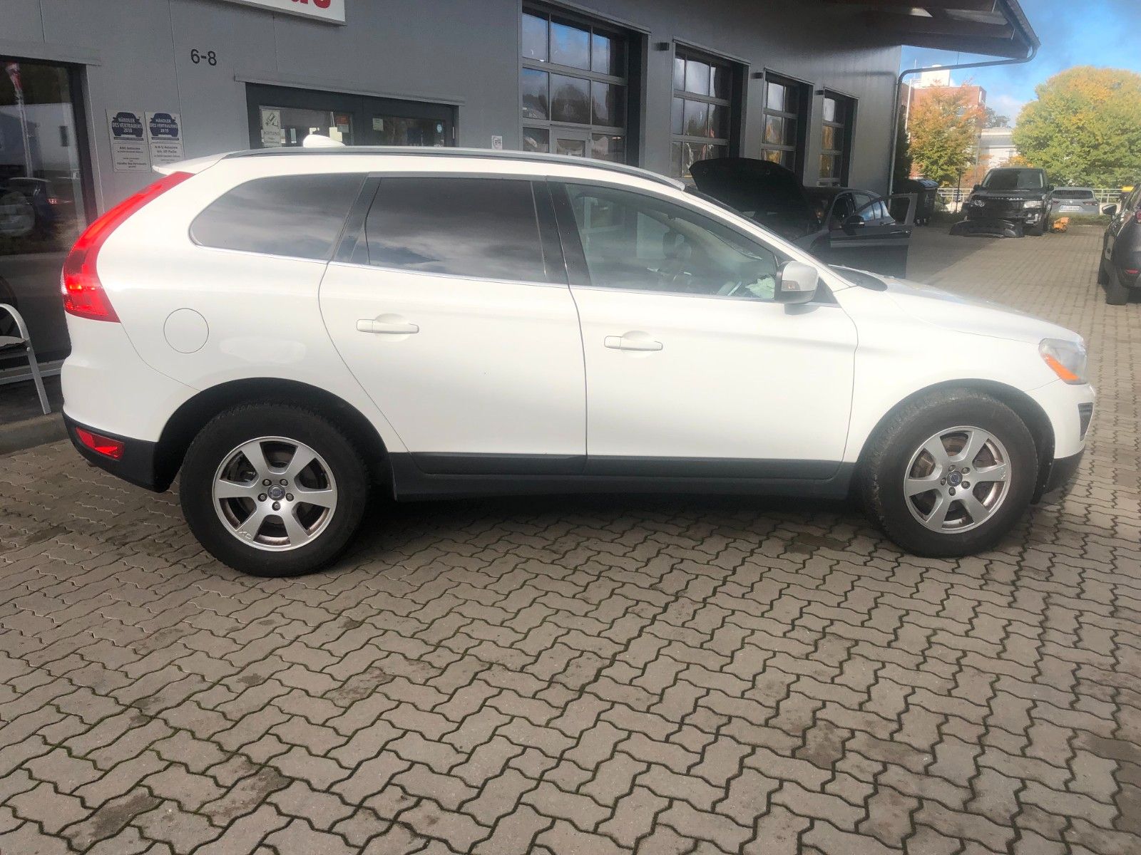 Fahrzeugabbildung Volvo XC60 Momentum AWD Frontschaden