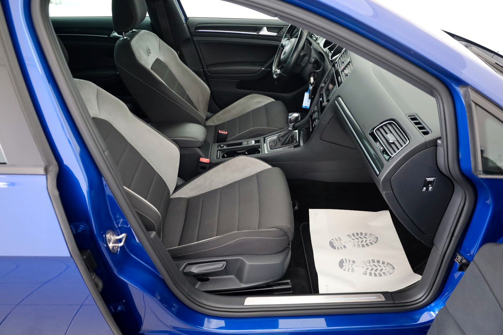 Fahrzeugabbildung Volkswagen Golf VII Variant R 4M Navi,Bi-Xenon,SH,PDC