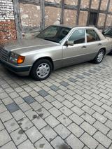 Mercedes-Benz Mercedes, W 124 230 E. H-Kennzeichen. - Mercedes-Benz 230: W124 230e