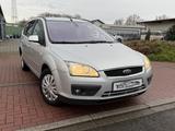 Ford Focus 1,6 Ltr. -74 kW 16V Turnier Ghia Automatik - Ford Focus: 16 16v