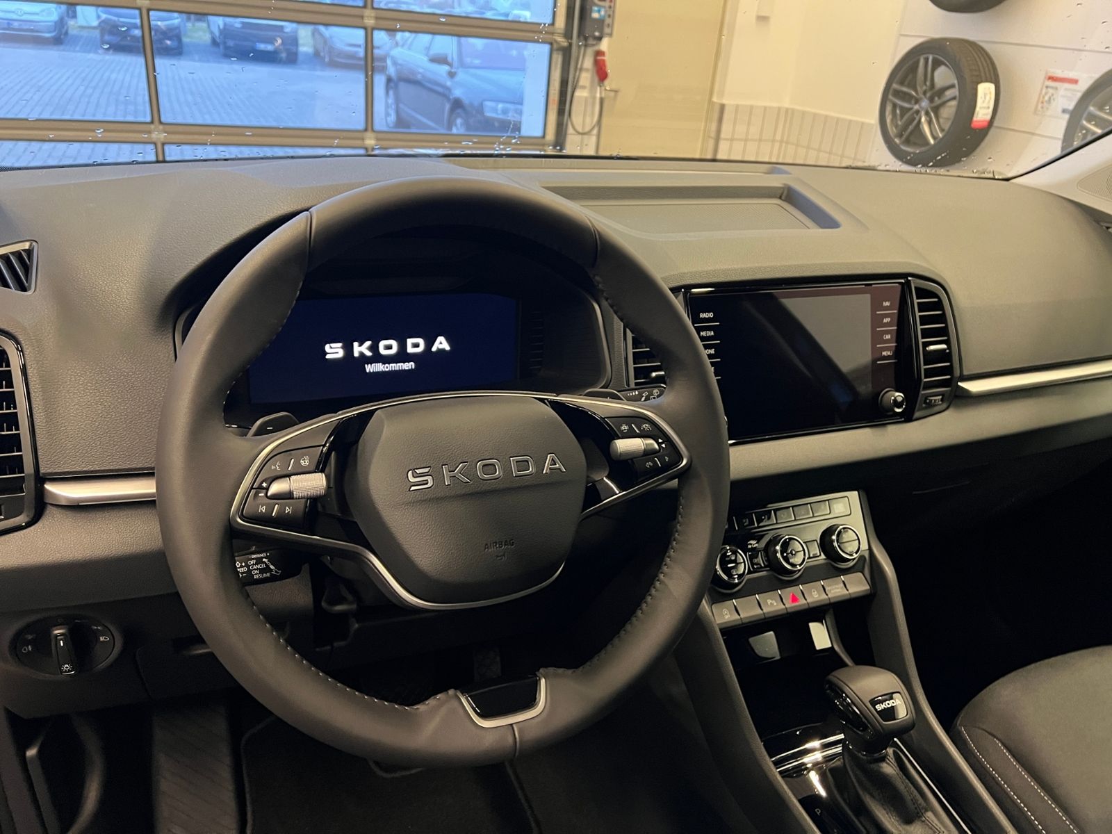 Fahrzeugabbildung SKODA Karoq TOUR 1.5 TSI DSG *AHK, LED, ACC, 17''-LM*