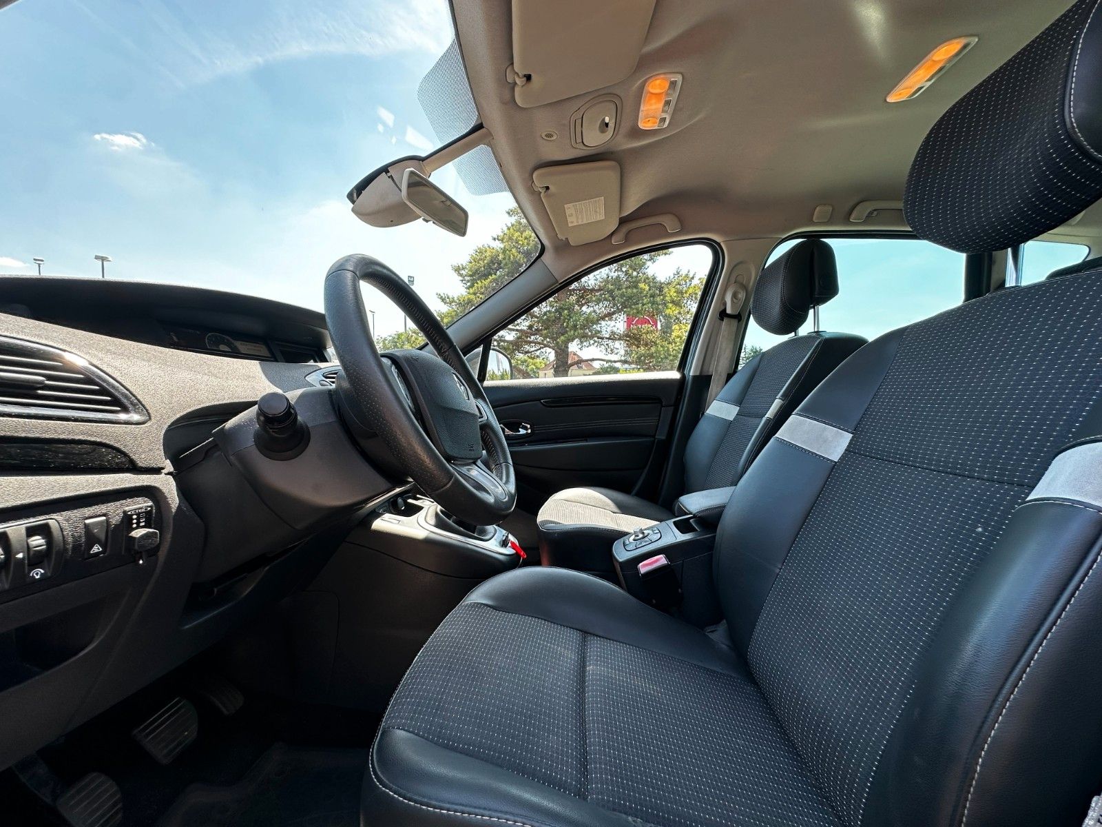 Fahrzeugabbildung Renault Scenic III BOSE / Teilleder / Klimaaut./ Navi.