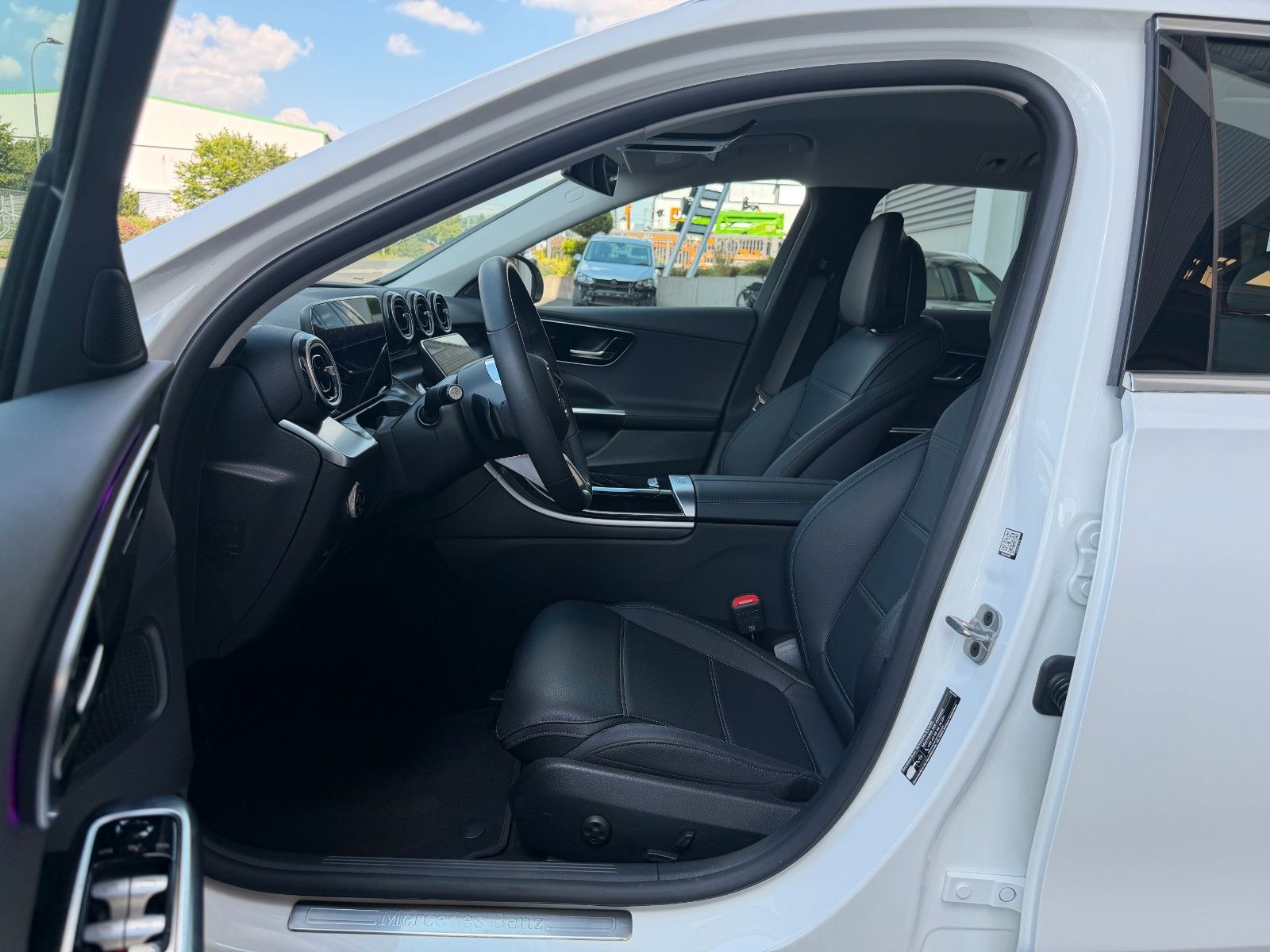 Fahrzeugabbildung Mercedes-Benz C 200 T Avantgarde+RKamera+AHK+AmbientePrem+