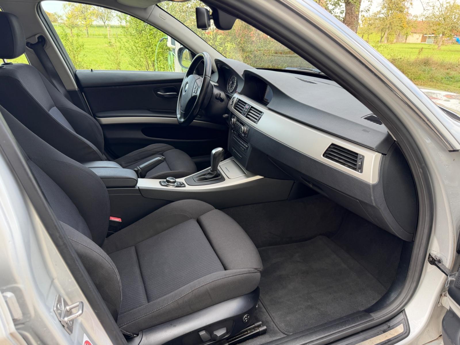 BMW 325 TOURING AUT*XEN*AHK*2.HAND*NAVI* | 218 ch | BVA | BMW 325I TOURING AUT | ATTELAGE