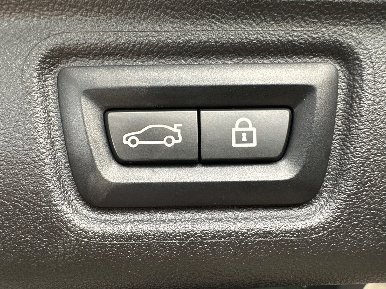 Fahrzeugabbildung BMW 320 i Touring M-Sport NAV+LED+PANO+SHZ+KAM+DAB