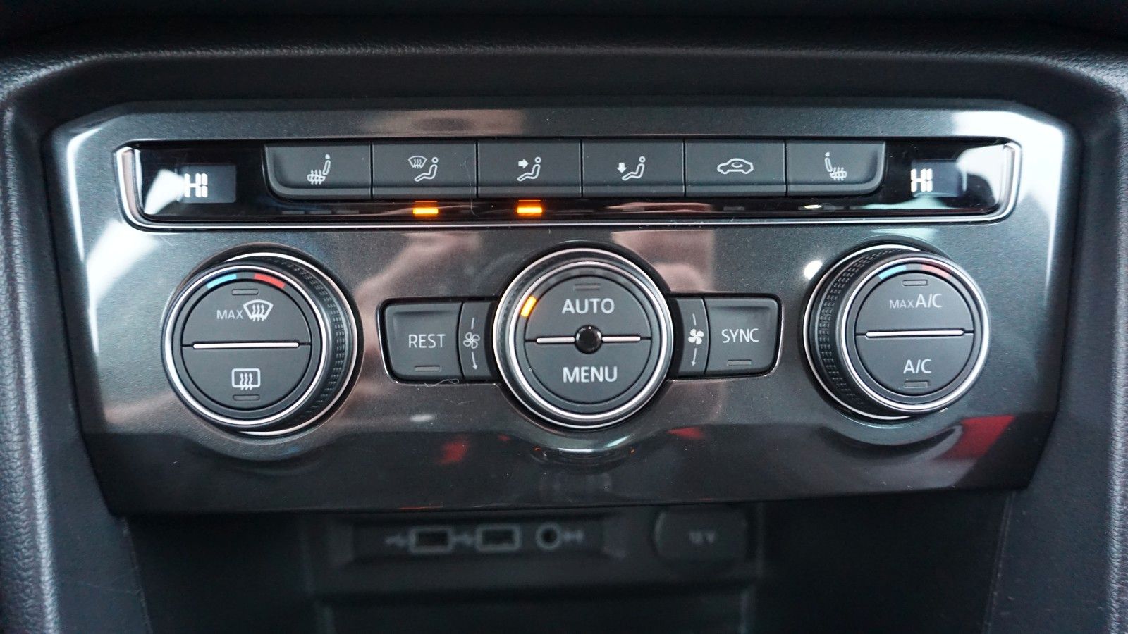 Fahrzeugabbildung Volkswagen Tiguan Highline 4M R-Line Panorama,Navi,LED,AHK