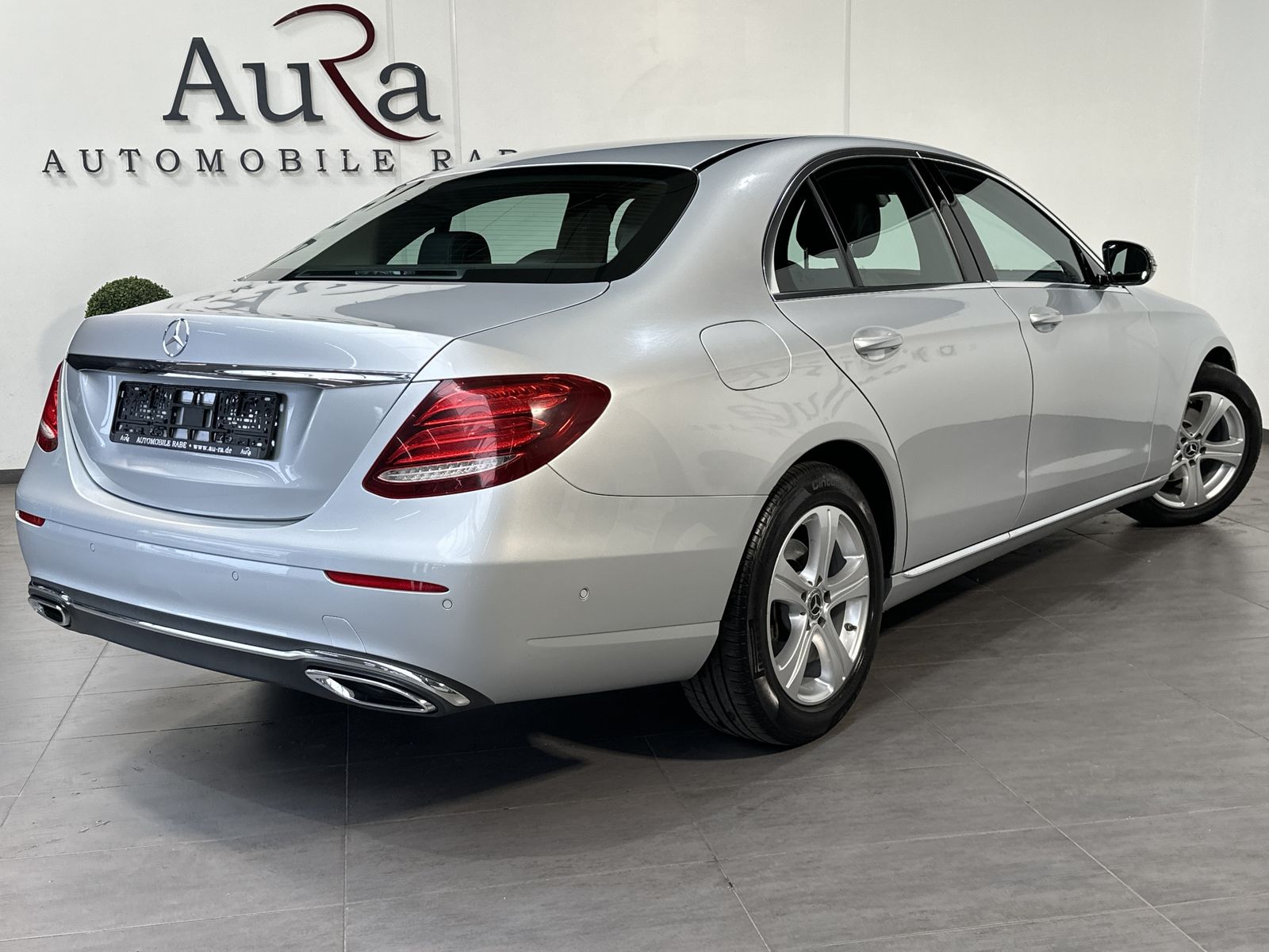 Fahrzeugabbildung Mercedes-Benz E 220d Limousine Avantgarde NAV+LED+AHK+CARPLAY
