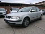 Volkswagen Passat 1.6 Limousine/Schiebdach/Guter Zustand - Volkswagen Passat mit Benzin-Antrieb: Limousine, 1.6
