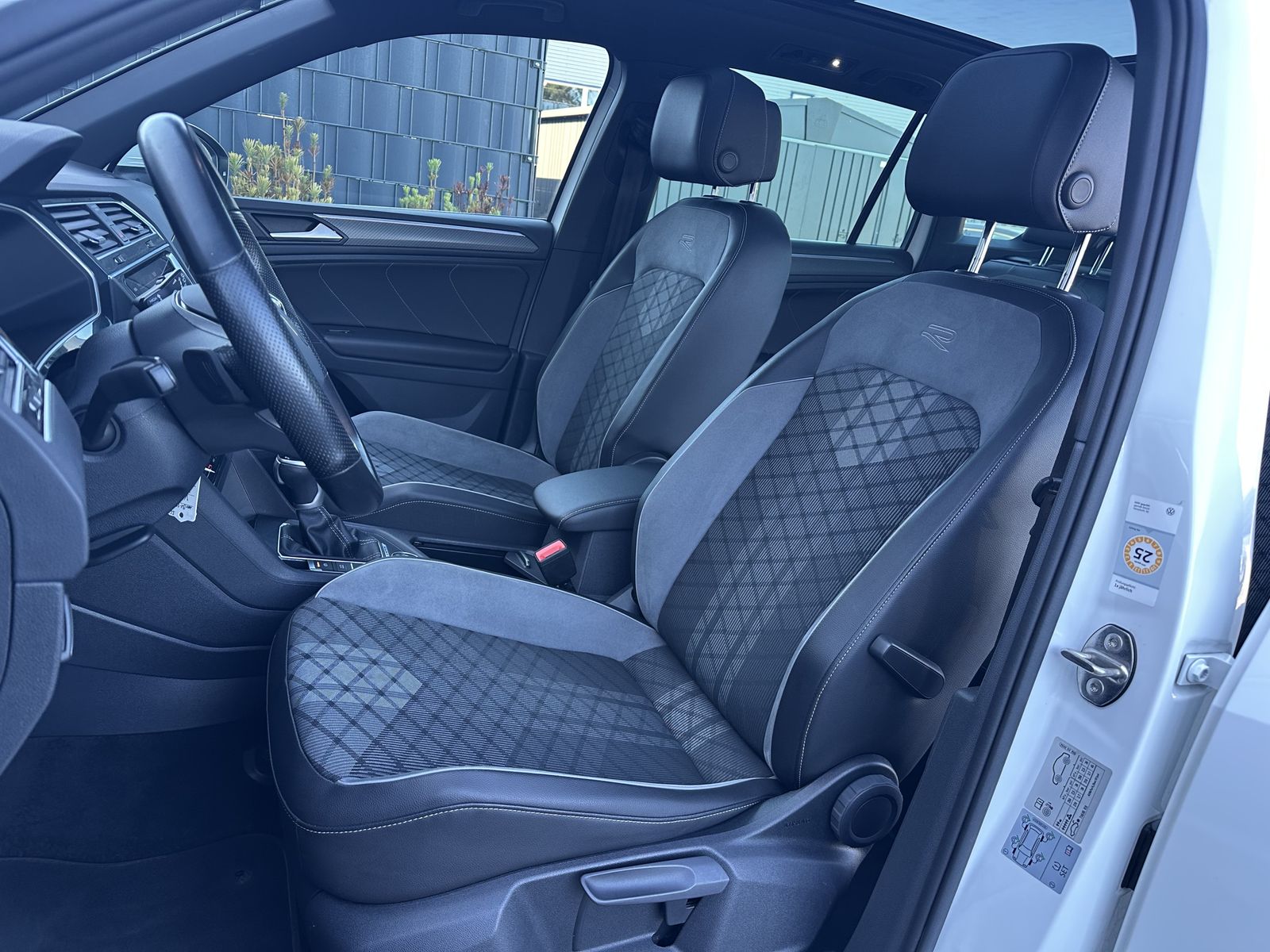 Fahrzeugabbildung Volkswagen Tiguan 2.0 TDI DSG 4M R-Line NAV+MATRIX+PANO+KAM