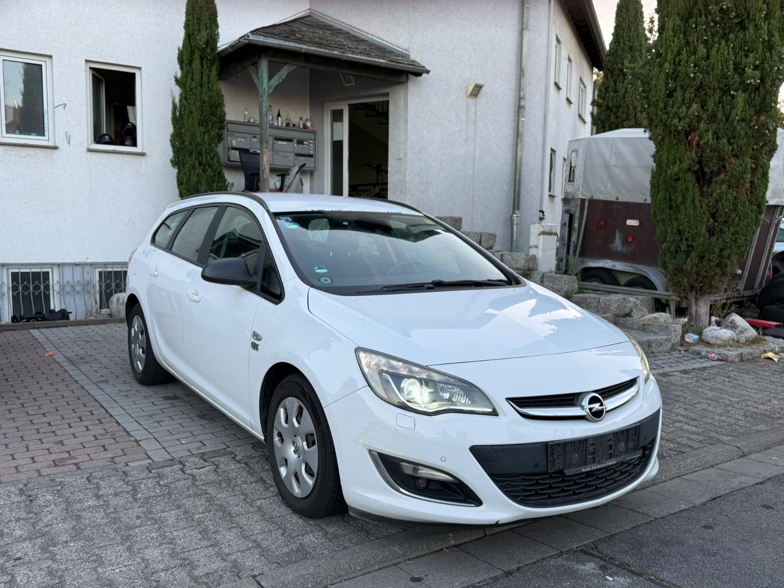 Opel Astra 2013 — rear view