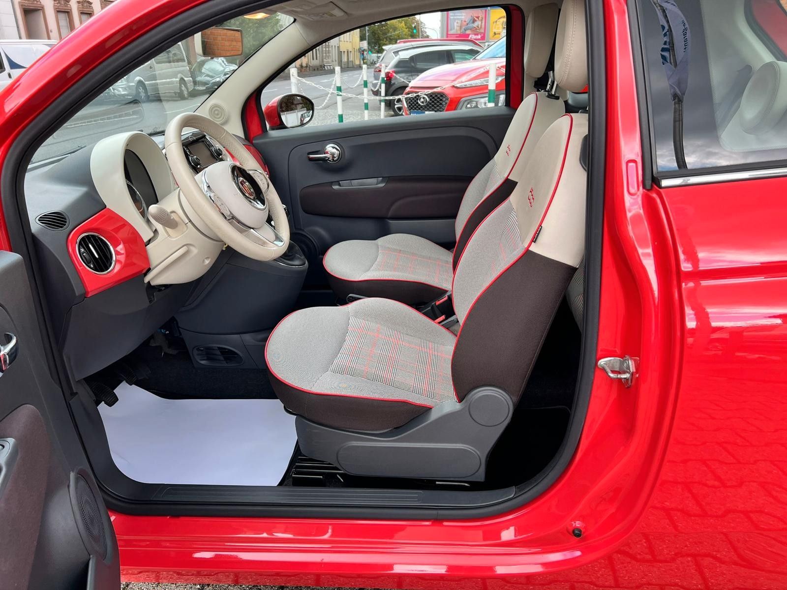 Fahrzeugabbildung Fiat 500 Lounge Panoramaschiebedach Klima Bluetooth