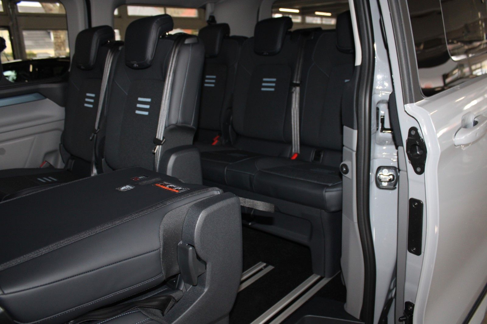 Fahrzeugabbildung Ford Tourneo Custom PHEV ACTIVE 8-Sitzer B&O NAVI LED