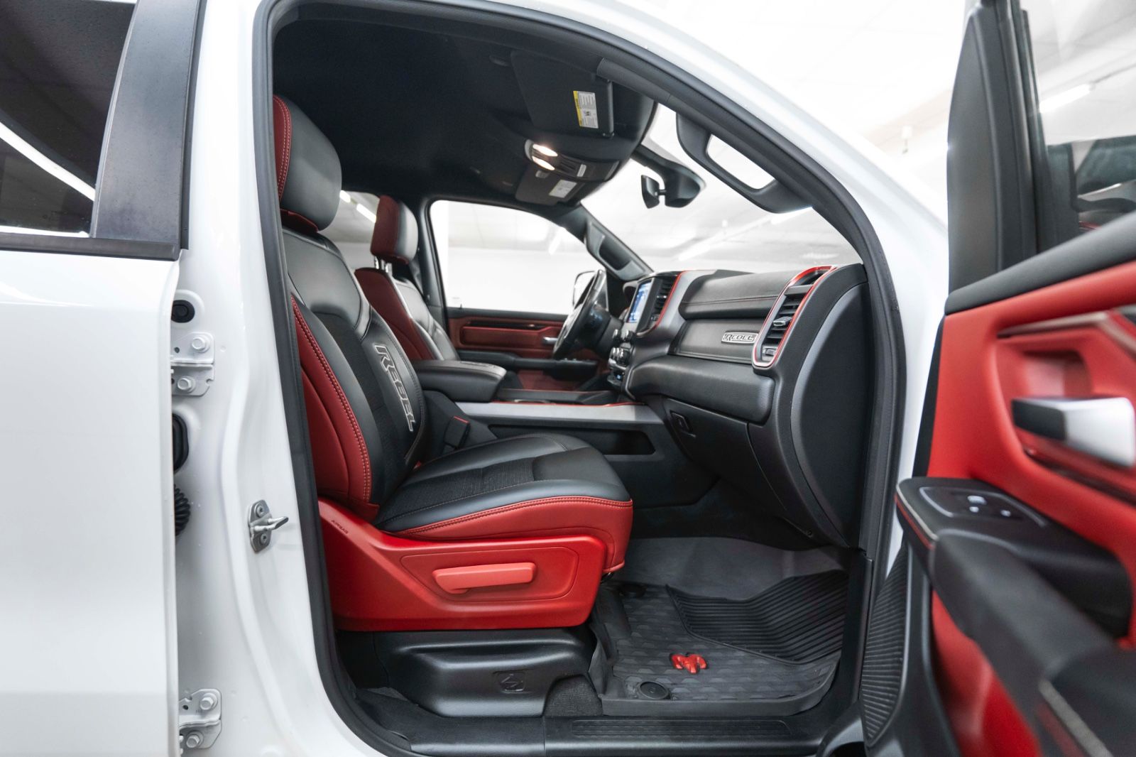 Fahrzeugabbildung Dodge RAM 1500 REBEL 5,7L CARPLAY KAM AHK M+S TEMPOMAT