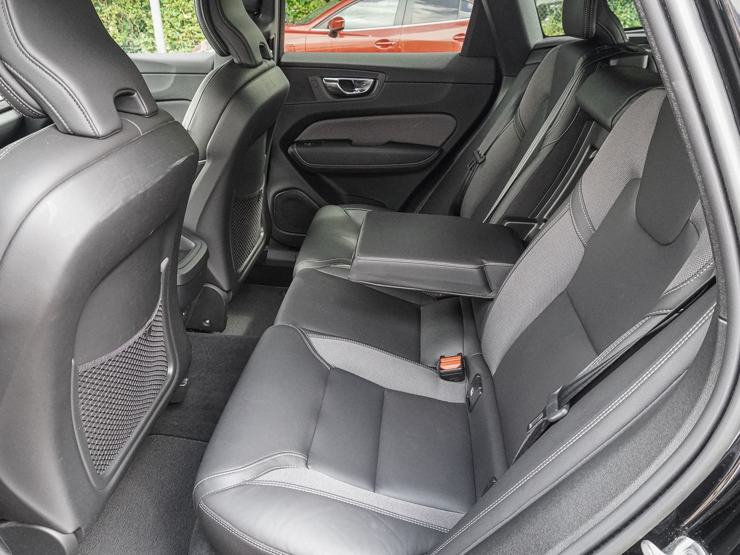Volvo XC60 R Design AWD AHK Navi Leder Digitales Cockp foto 17