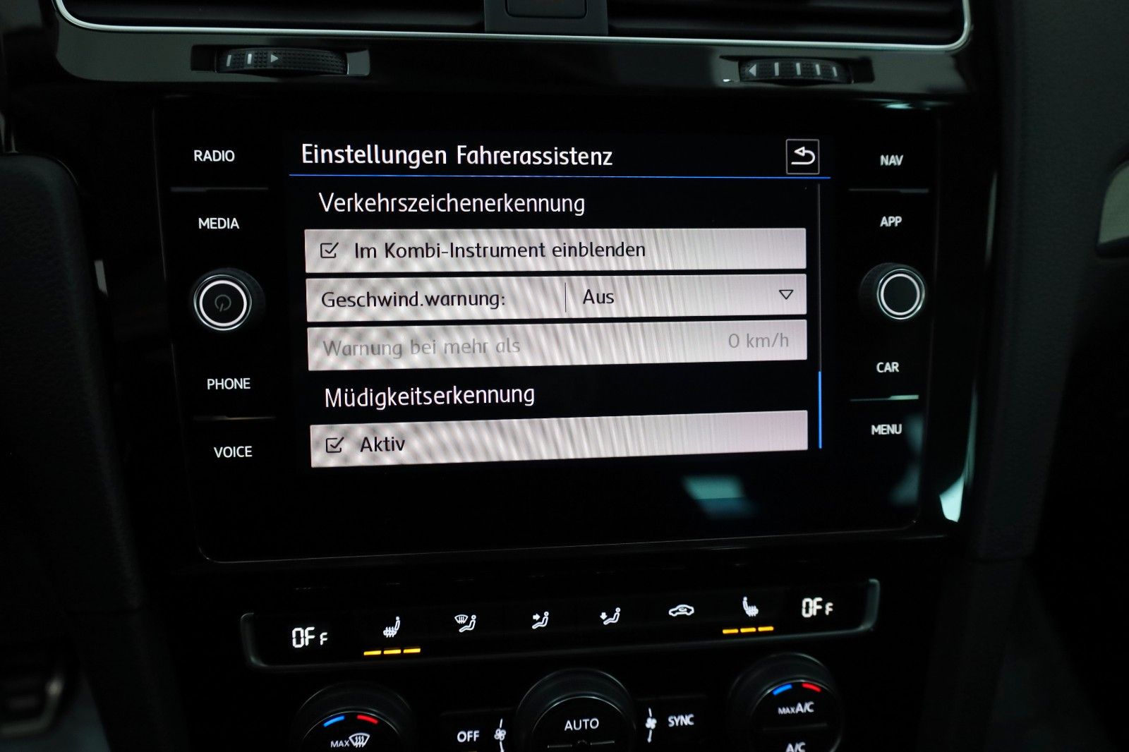 Fahrzeugabbildung Volkswagen Golf VII Lim. IQ.DRIVE BM Navi,SH,ACC,ParkAssist