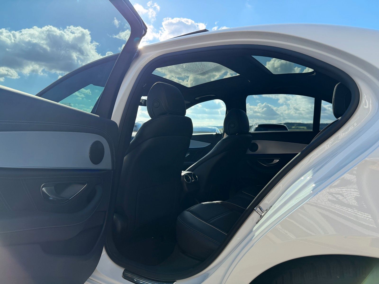 Fahrzeugabbildung Mercedes-Benz E 63 AMG S+DISTR+360°+AIRMAT+DRIVERS+NIGHT+PANO+