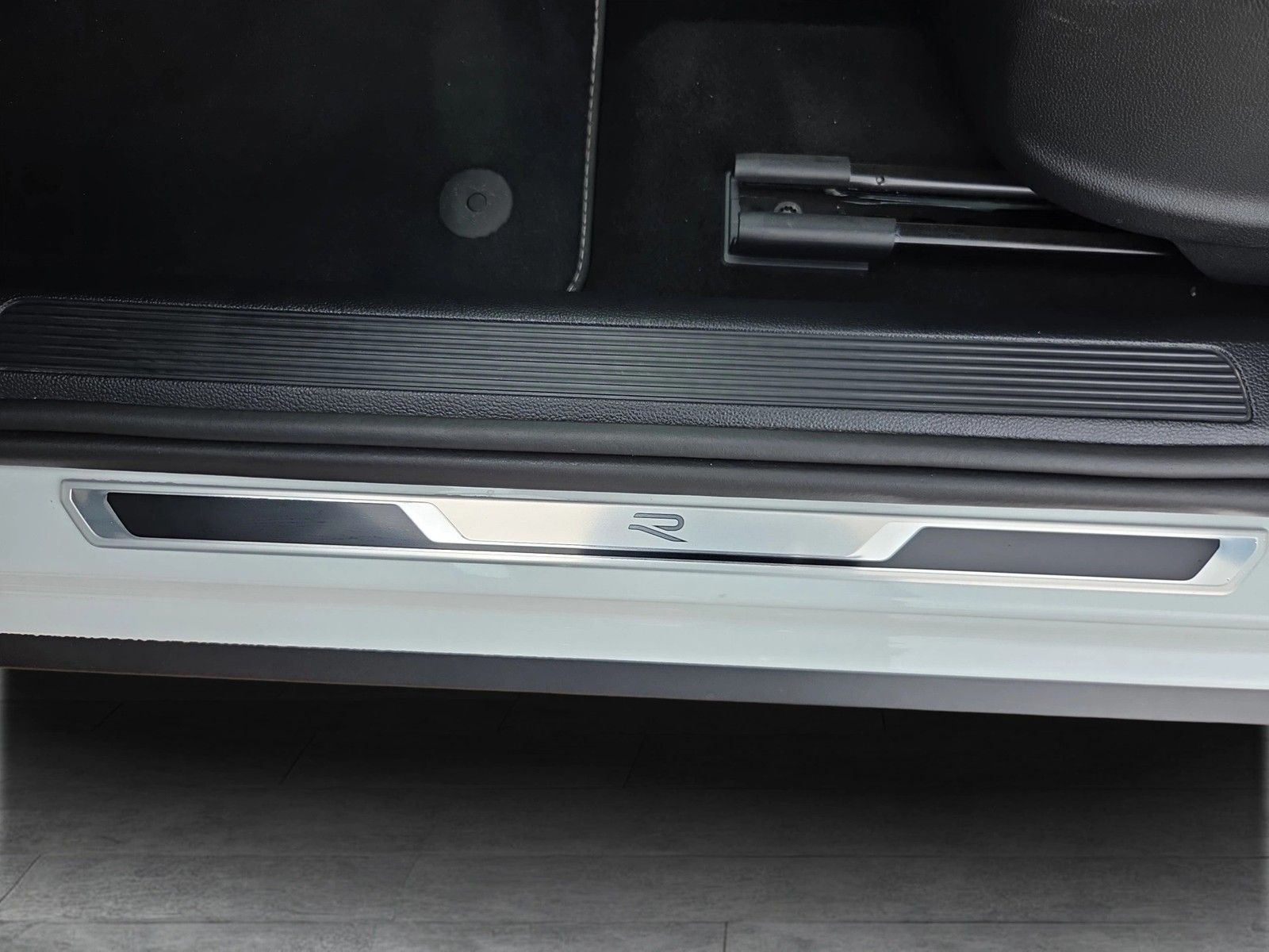 Fahrzeugabbildung Volkswagen T-Roc TSI R-Line DSG LED Navi AID ACC RFK SH 18"