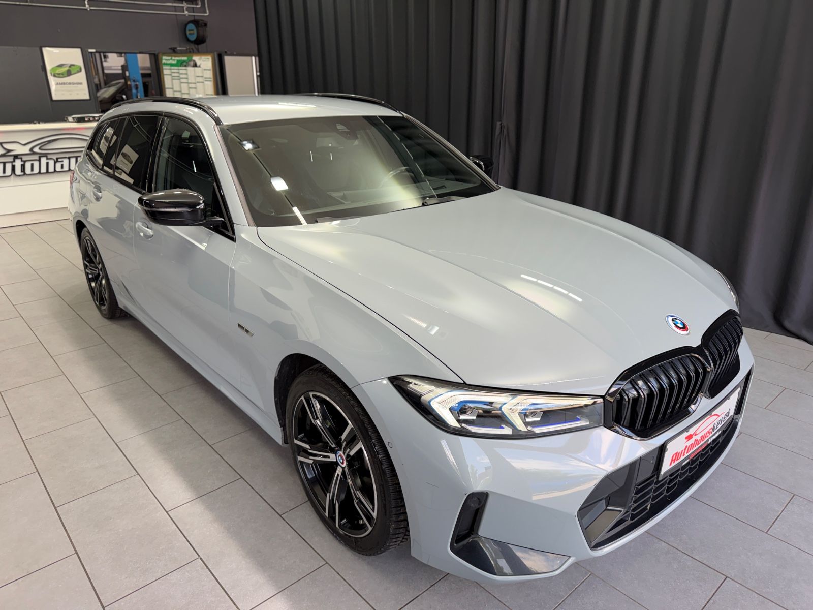 Fahrzeugabbildung BMW 330e Touring M Sport|HEAD-UP|NAVI|HIFI|WIDESCREE