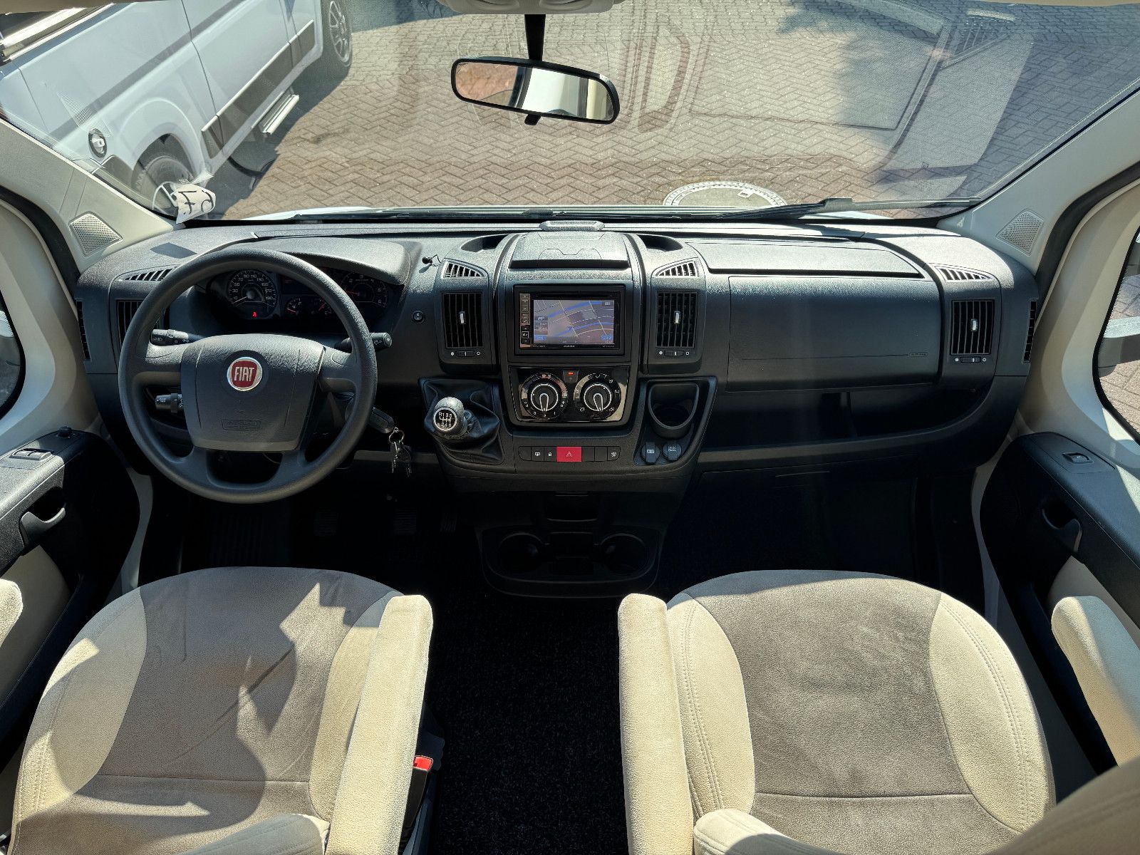 Fahrzeugabbildung Sunlight T 68 FIAT DUCATO NAVI KAMERA SAT TV EB & HUBBETT