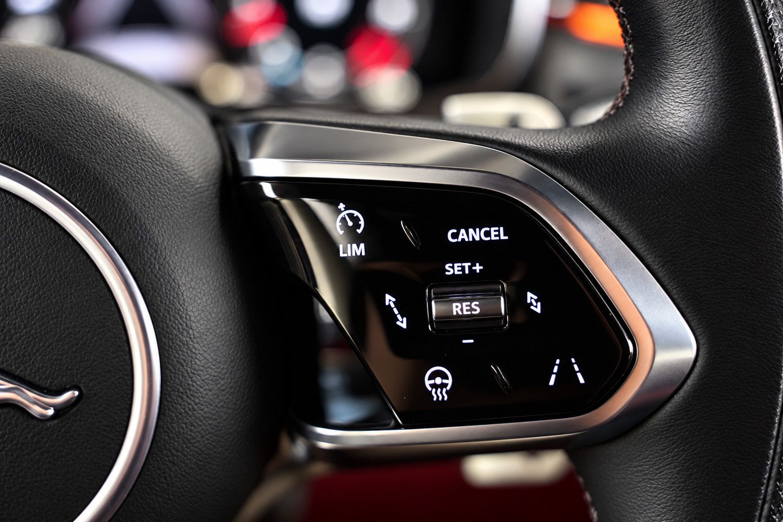 Fahrzeugabbildung Jaguar F-Pace  SVR /PANO/MERIDIAN/HUD/360°KAM/MEMORY