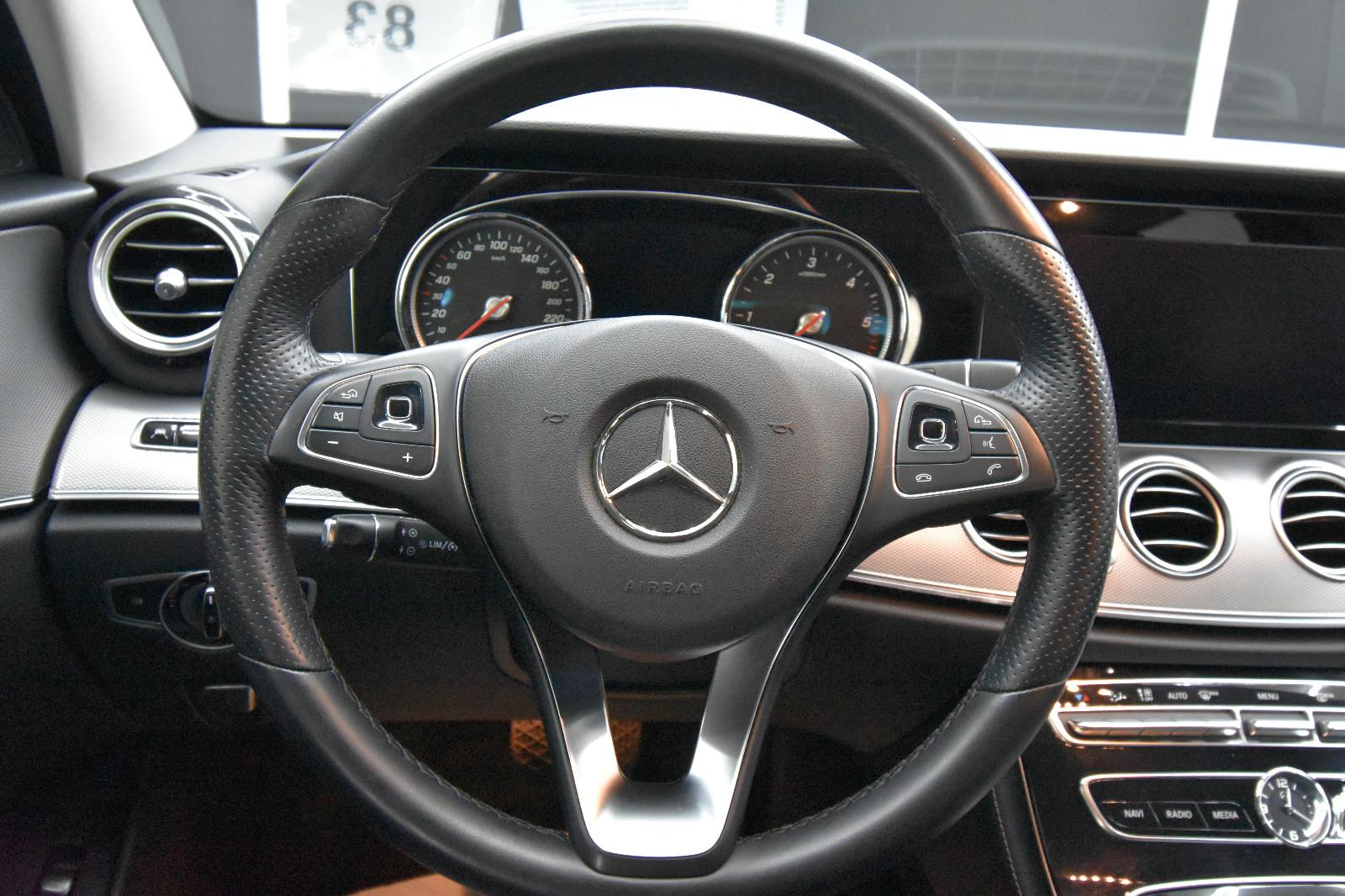 Mercedes-Benz E 220  SHZ AHK RFK LED Ambiente.