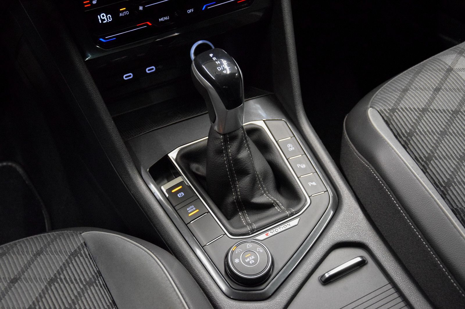 Fahrzeugabbildung Volkswagen Tiguan R-Line 4Motion IQ.Light ACC AHK 20°Kamera
