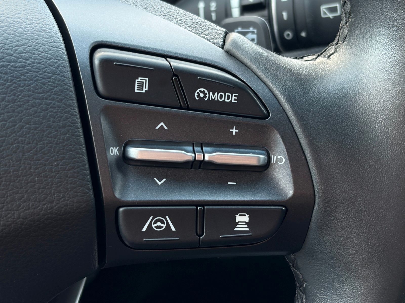Fahrzeugabbildung Hyundai KONA E Select SHZ LHZ LKA LFA ACC Navi CarPlay