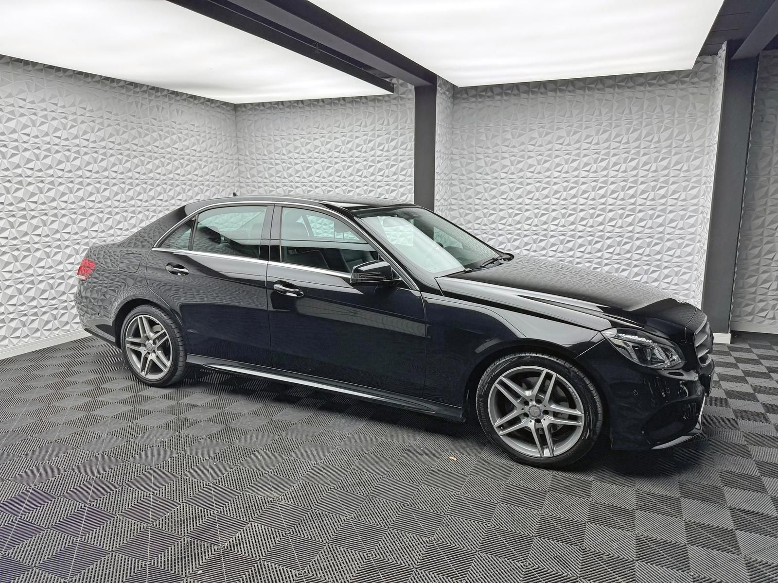 Fahrzeugabbildung Mercedes-Benz E 300 AMG V6 3.5L/PANO/HARMAN&KARDON/AHK/ILS/LED