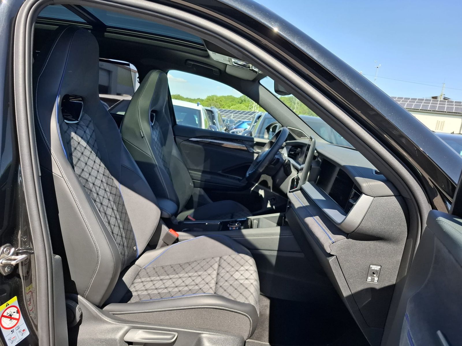 Fahrzeugabbildung Volkswagen Tayron 2.0 TDI 4M R-Line BLACK*7Si*MATRIX*PANO