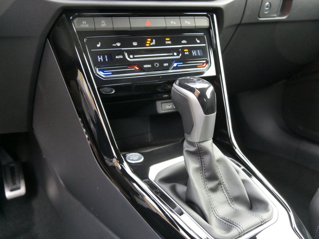 Fahrzeugabbildung Volkswagen T-Roc Cabriolet R-Line 1.5 TSI DSG AHK Navi