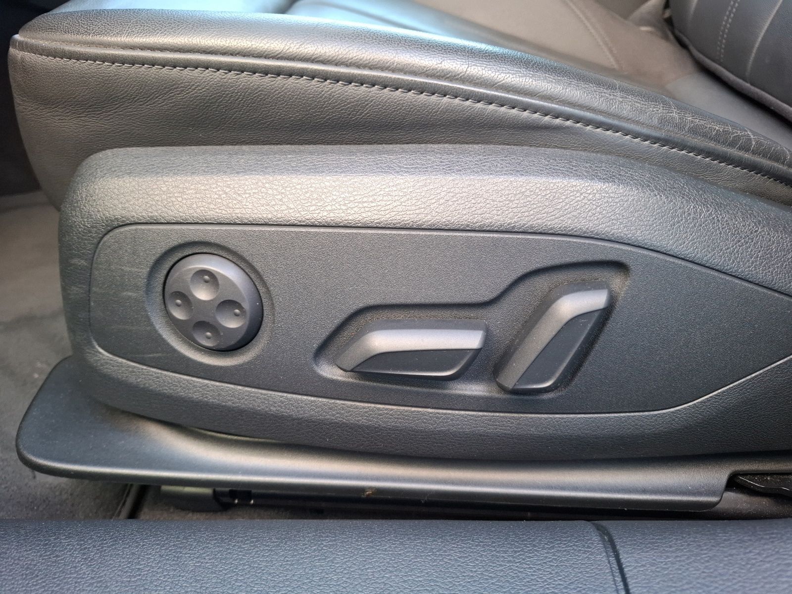 Fahrzeugabbildung Audi A4 Avant 35 TFSI advanced S-tronic LED Navi ACC