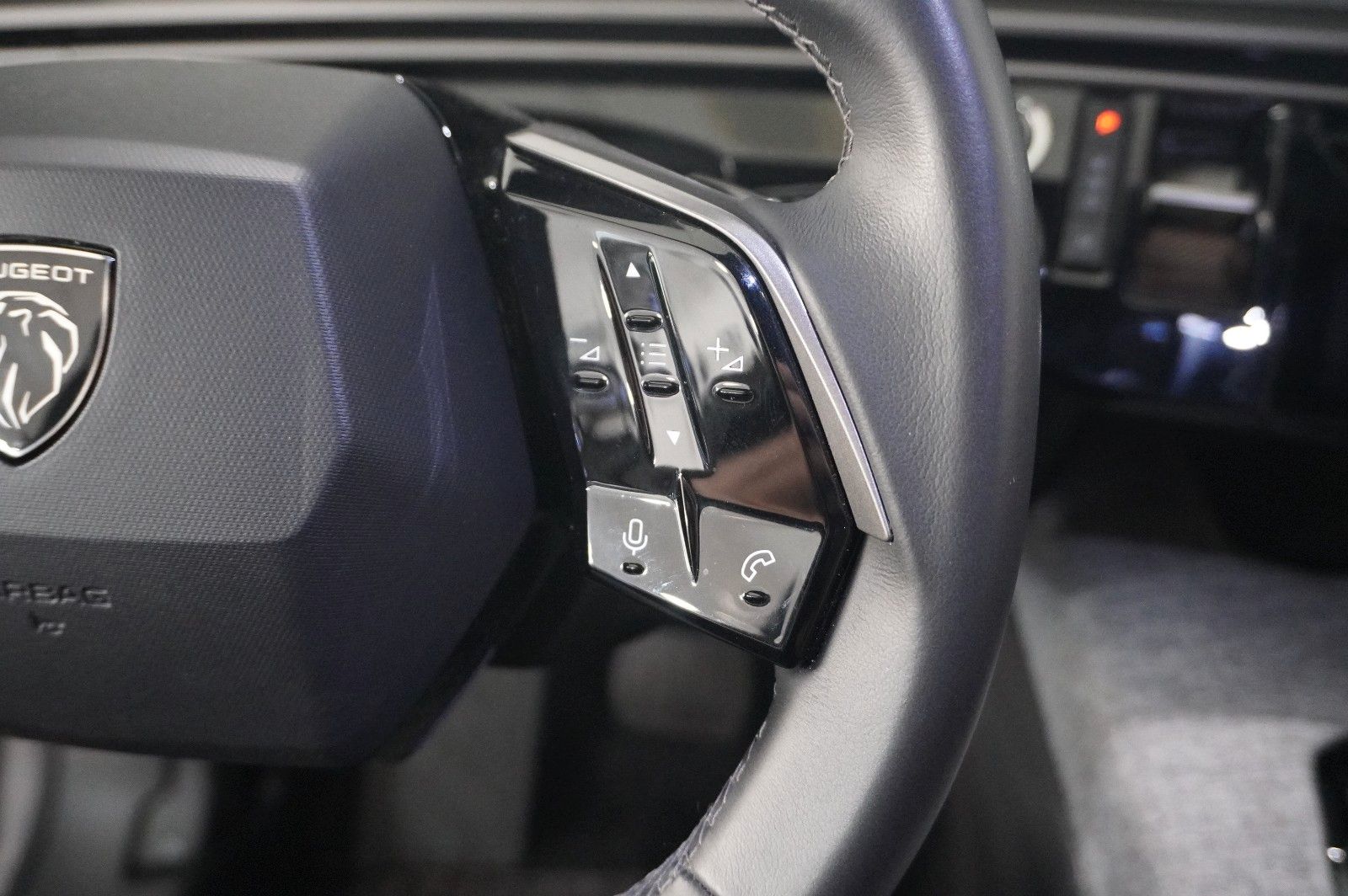 Fahrzeugabbildung Peugeot 3008 Hybrid 145 ALLURE NAVI/LED/360°/SPORT/DAB+