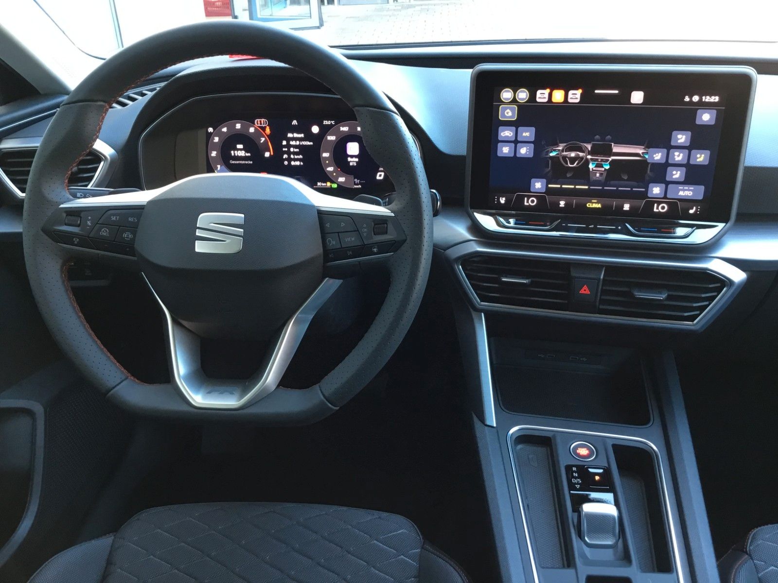 Fahrzeugabbildung SEAT Leon 1.5 eTSI FR DSG+18"+LED+ACC+Kamera+Sitzheiz