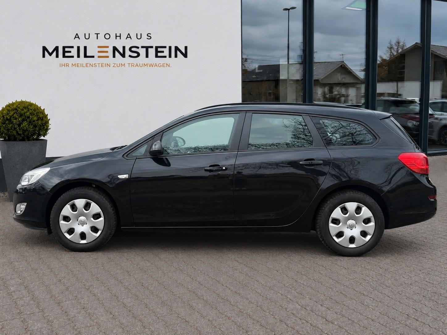 Opel Astra 2011 — rear view