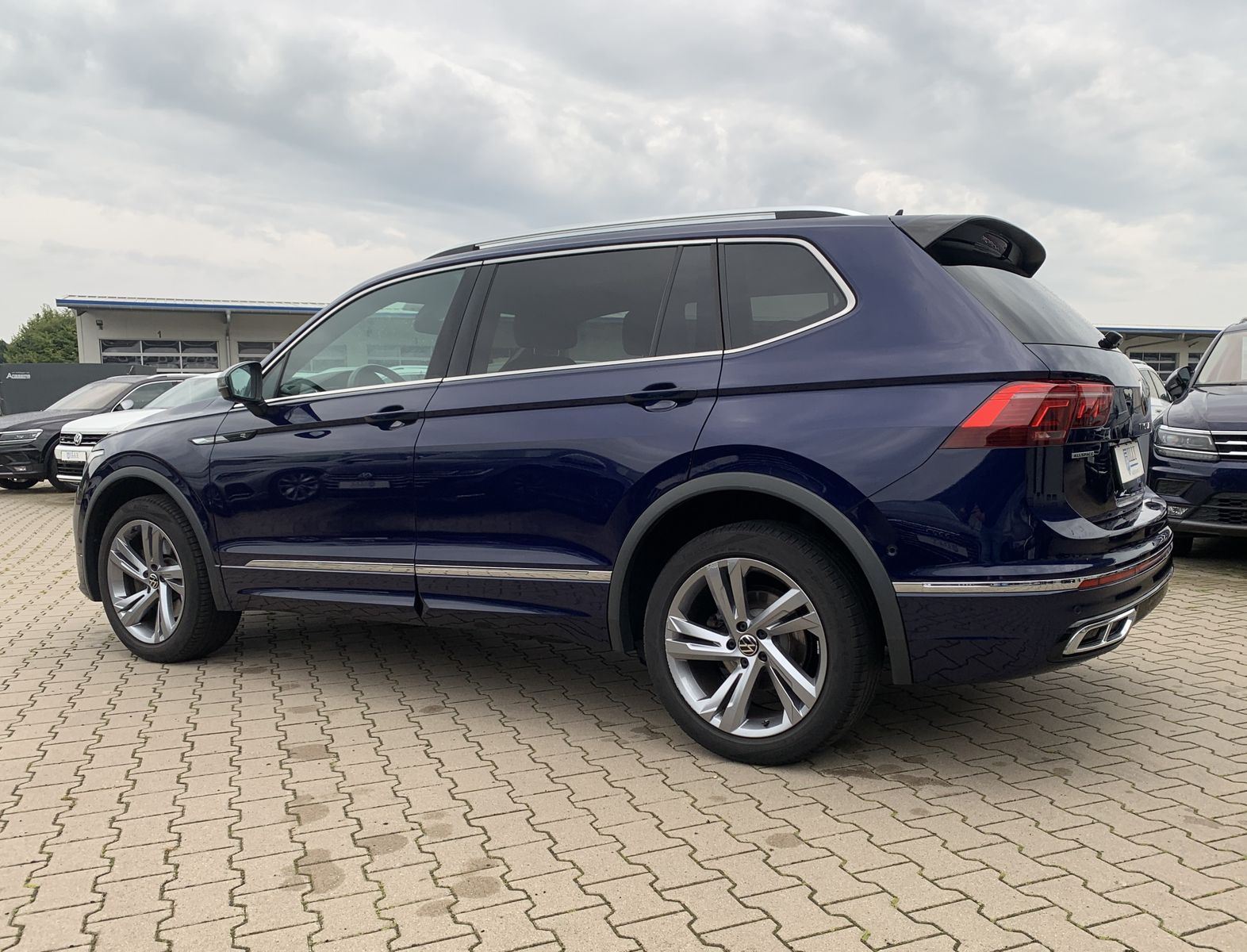 Fahrzeugabbildung Volkswagen Tiguan Allspace 2.0 TDI*R-Line*4Motion*AHK*Leder