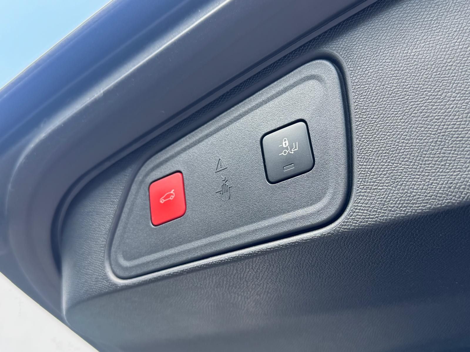 Fahrzeugabbildung Peugeot 3008 Hybrid4 300 GT LED+NAVI+KAM+SHZ+ACC+