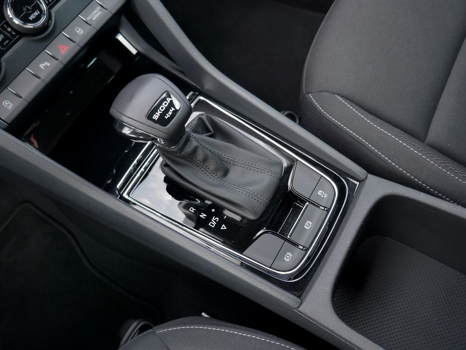 Fahrzeugabbildung SKODA Karoq Tour 4x4 2.0 TDI | LED AHK RFK ACC