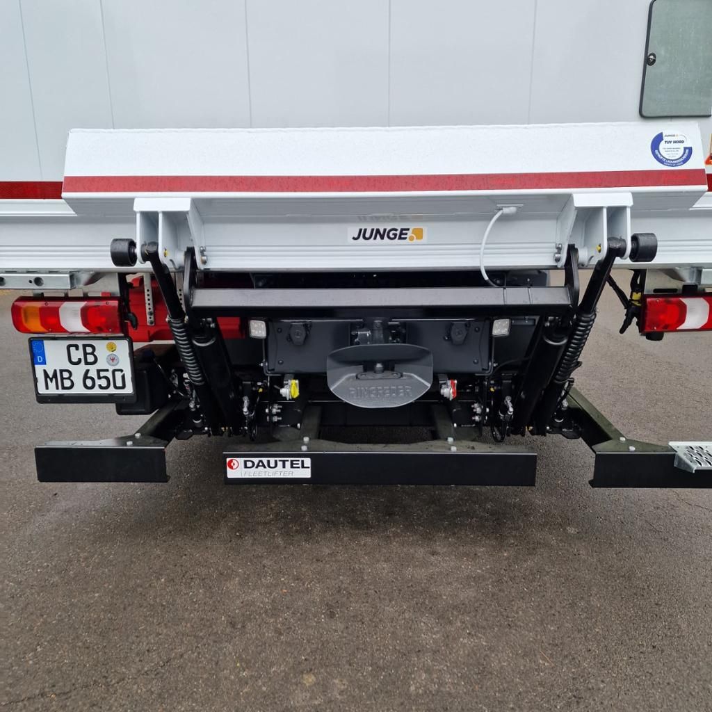 Fahrzeugabbildung Mercedes-Benz Atego 1224 L Junge Koffer mit LBW 1500 kg