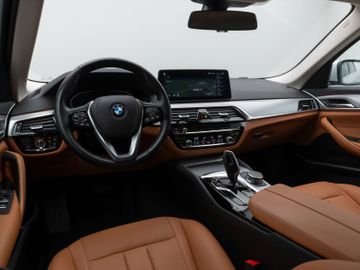 Fahrzeugabbildung BMW 530d Tour HUD ACC Kamera DAB Komfortzugang