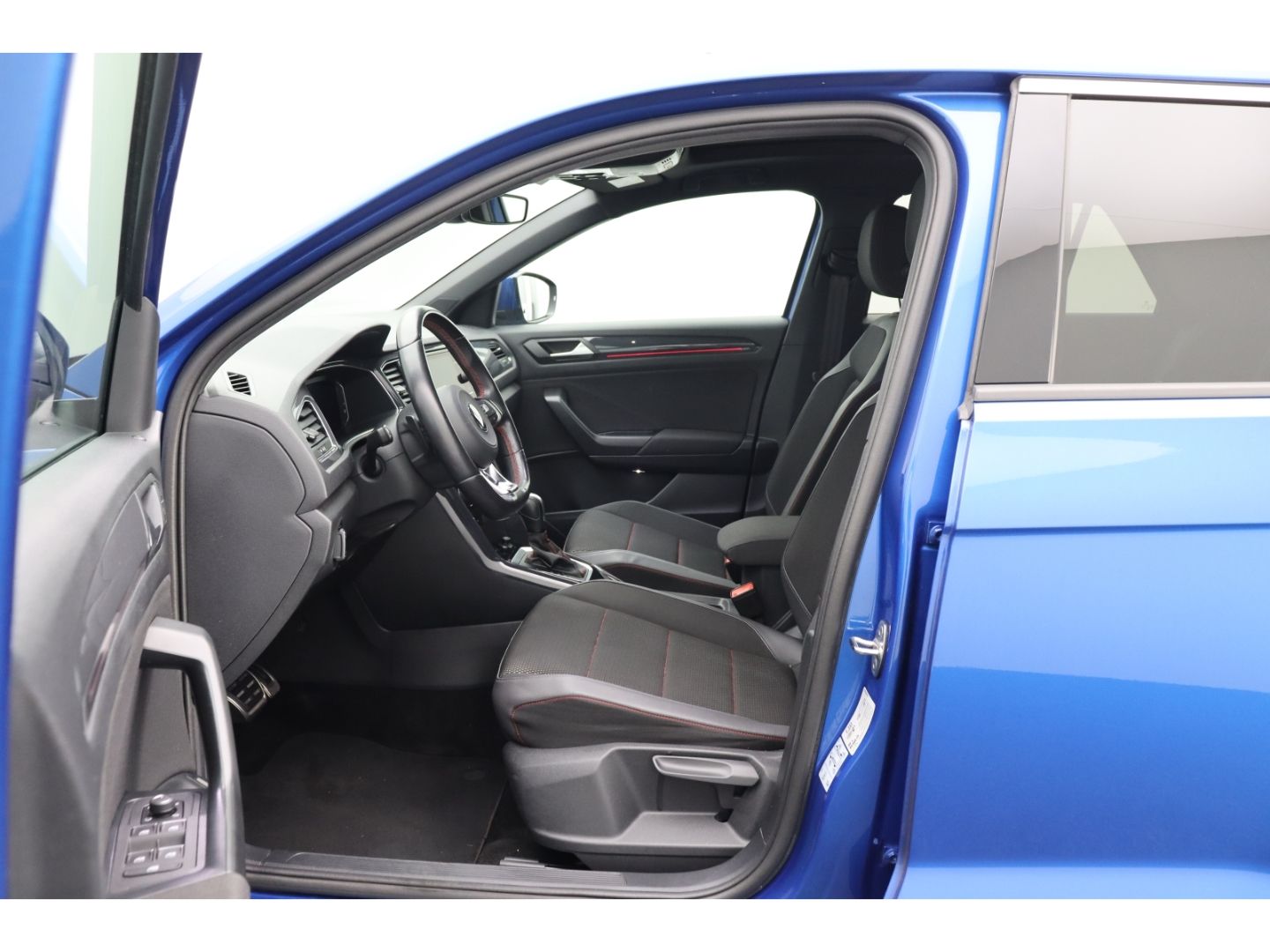 Fahrzeugabbildung Volkswagen T-Roc 1.5 Sport Pano Standheiz ACC SHZ Kamera