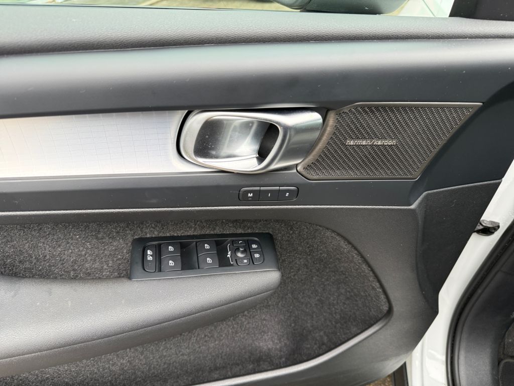 VOLVO XC40 B3 B DKG Plus Black Edition 360° Standheiz VOLVO XC40 B3 B DKG Plus Black Edition 360° Standheiz