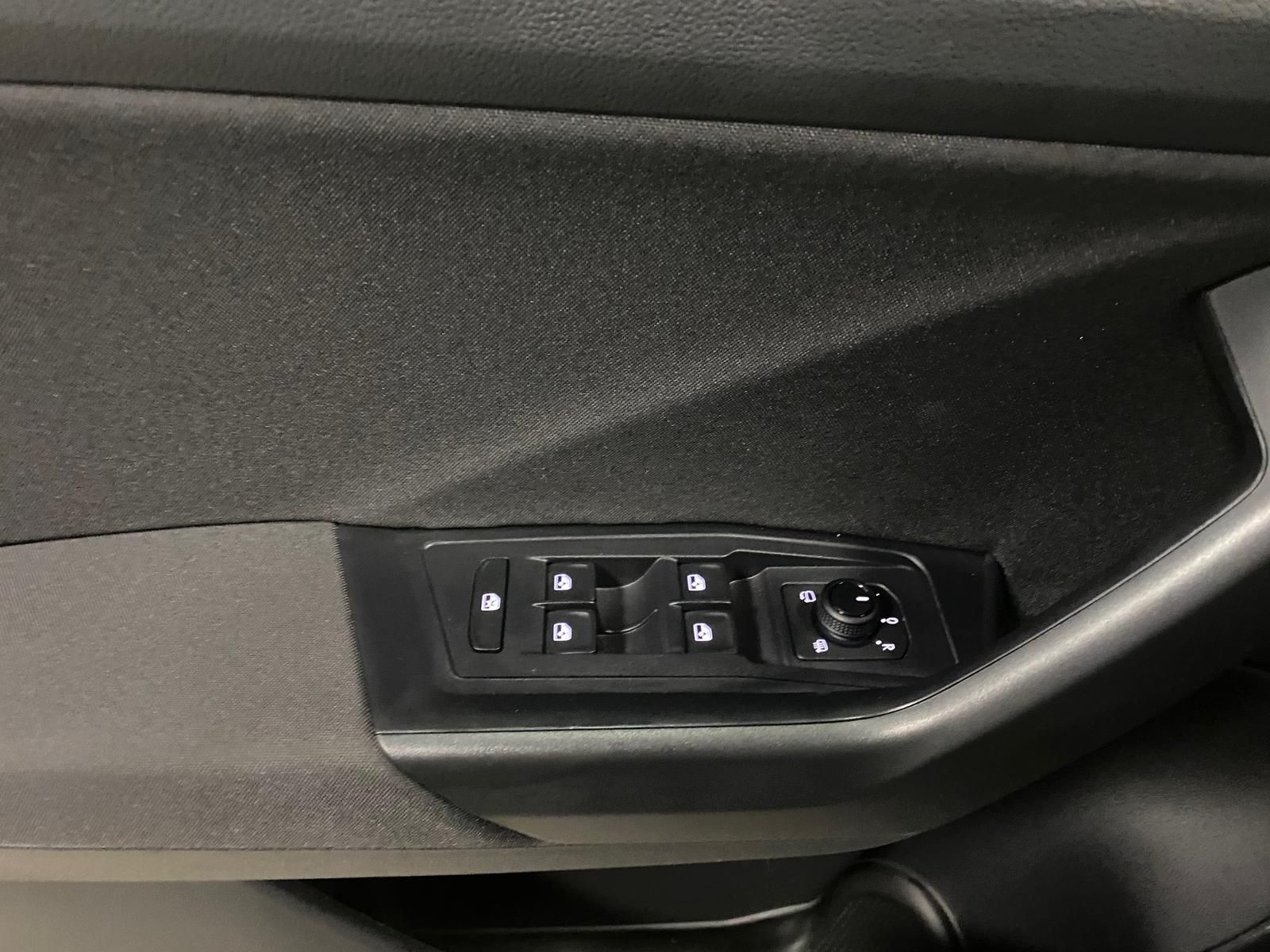 Fahrzeugabbildung Volkswagen T-Roc 1.5 TSI DSG LIFE+ACC+AHK+BHZ Lenkrad+RFK++