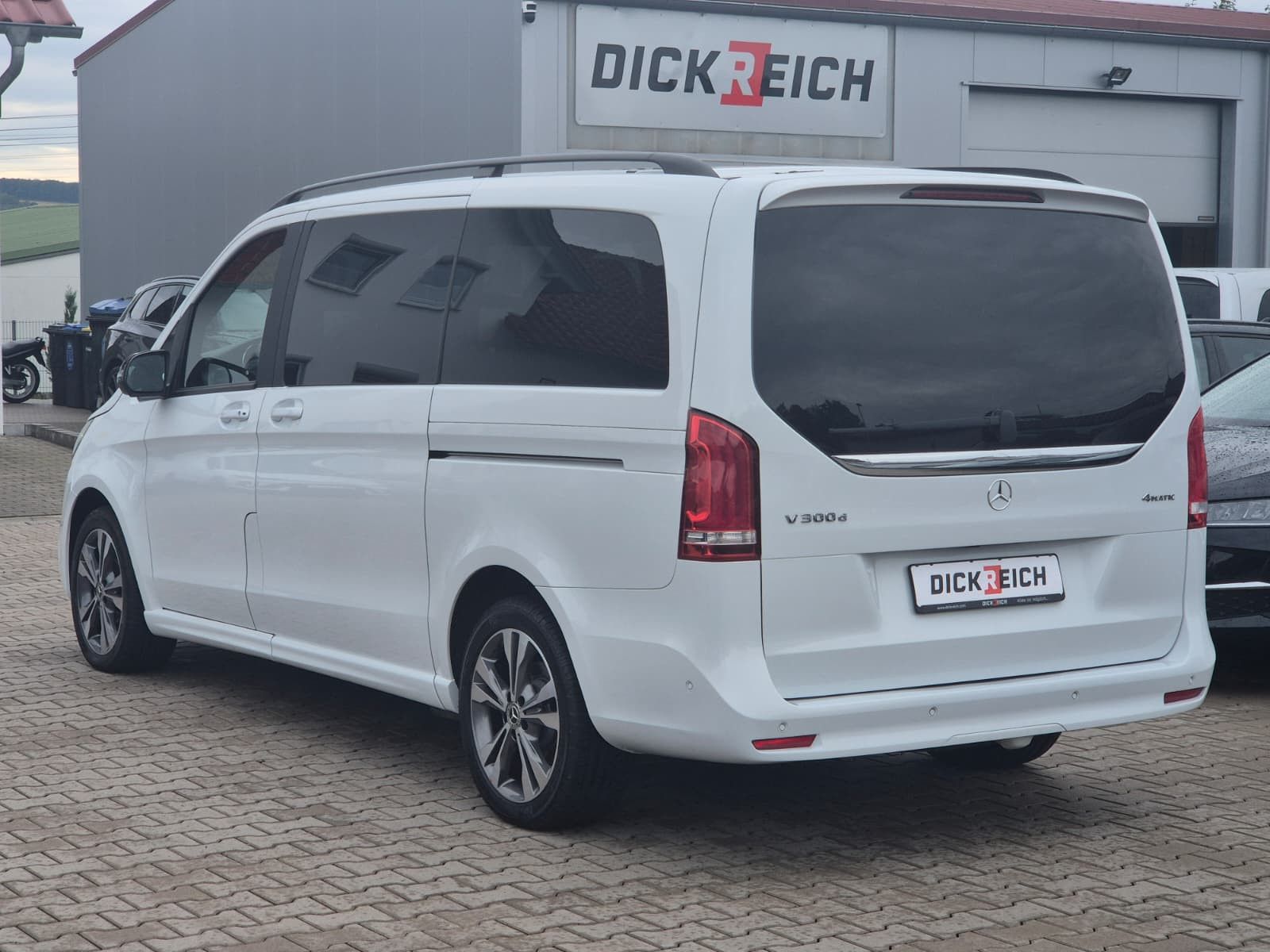 Fahrzeugabbildung Mercedes-Benz V 300 d 4MATIC lang AMG PANO*Mittelkonsole*AHK